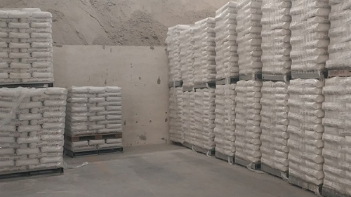 优发国际认为轻质抹灰石膏粉加入颜料后可做外墙的涂料灌入